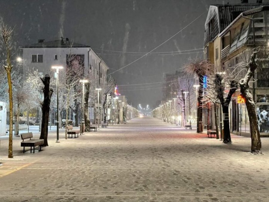 Reshjet e dëborës, banorët e Pakashticës i marrin punët në dorë meqë Komuna s’reagoi