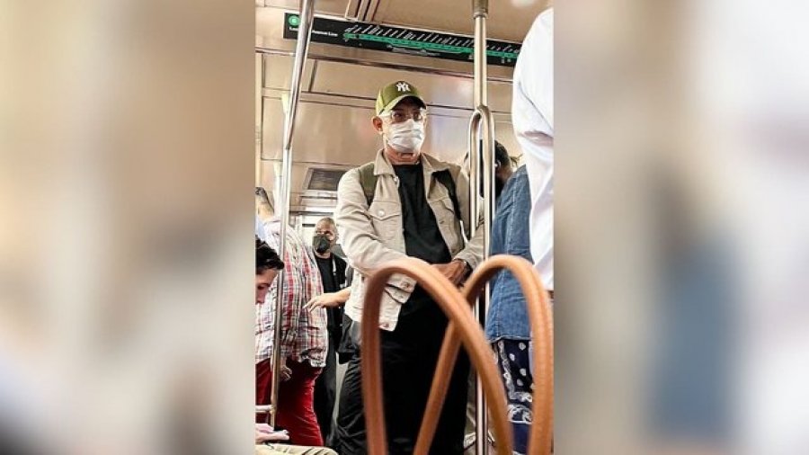 Tom Hanks surprizon fansat, ylli i Hollywoodit fotografohet duke udhëtuar në metrotë e New Yorkut