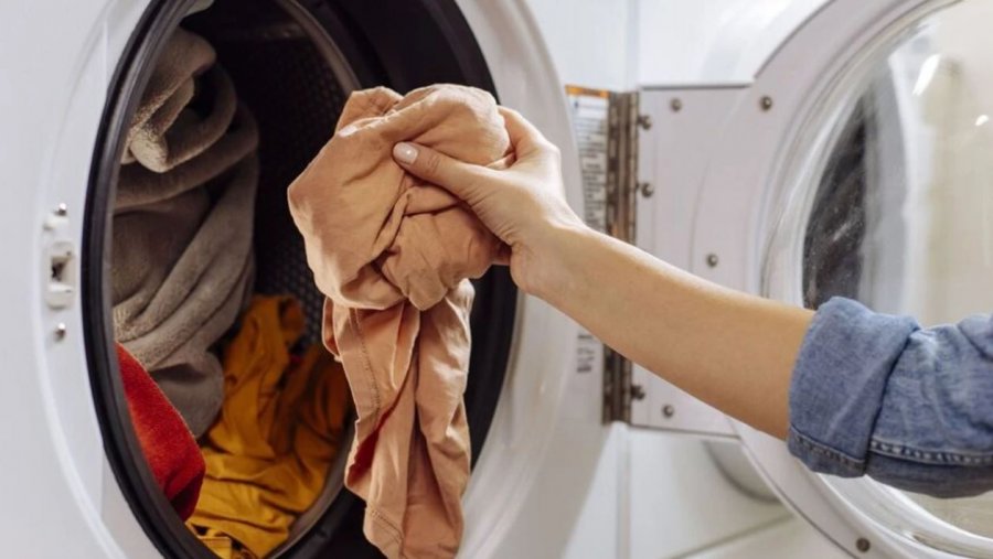 Nëse rrobave u vjen era myk, ka një zgjidhje të lehtë dhe ju duhet vetëm një produkt kuzhine