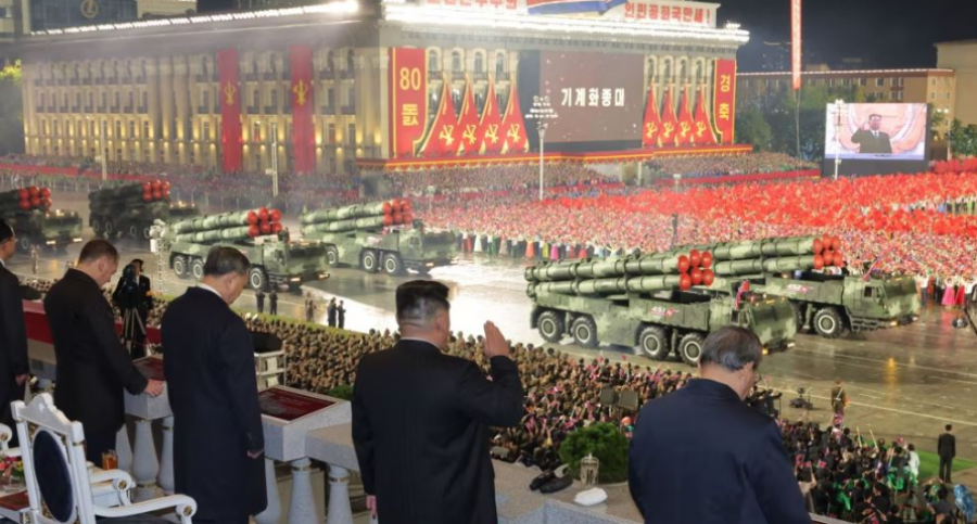 Koreja e Veriut mban paradë ushtarake, shfaq raketën e re ndërkontinentale
