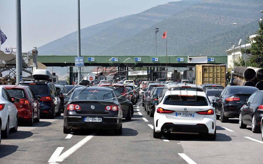 Nis ardhja e bashkatdhetarëve, deri në një orë pritje te Dheu i Bardhë