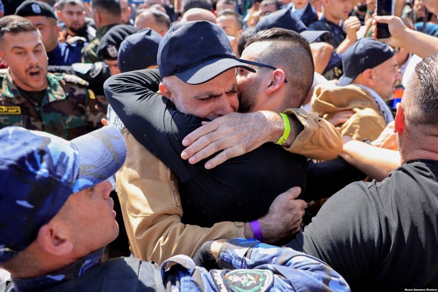 Lot gëzimi dhe festë teksa palestinezët takojnë të burgosurit e liruar