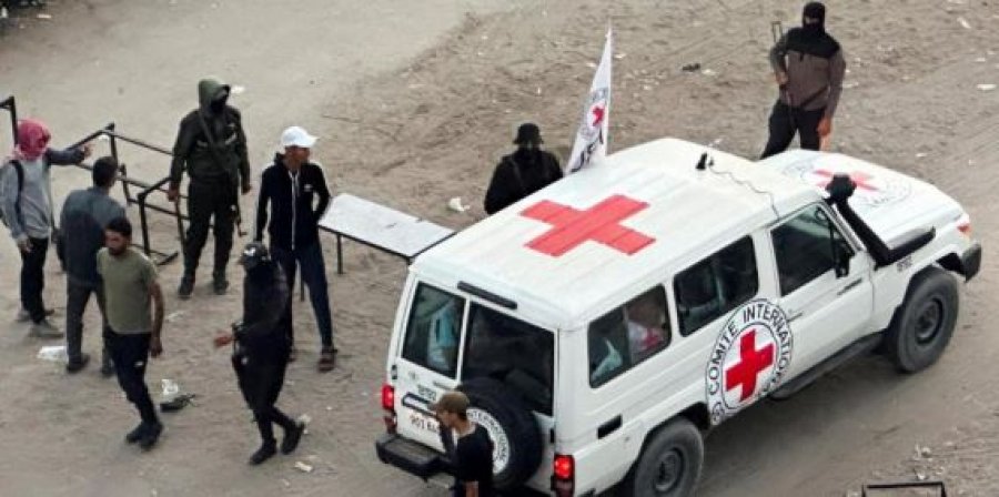 Mediat izraelite raportojnë se pengjet e para iu dorëzuan Kryqit të Kuq