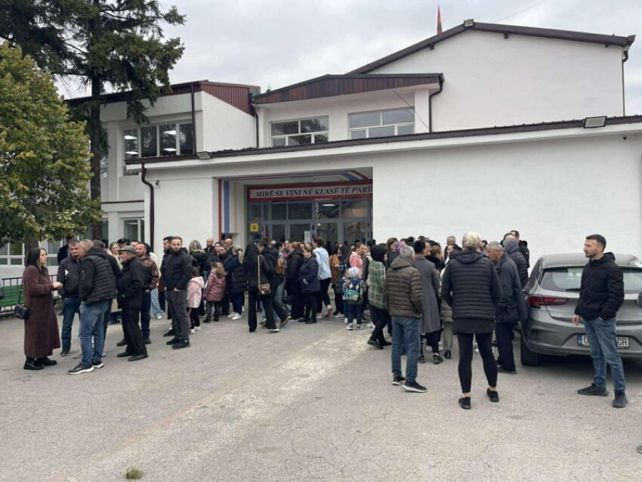 Prindërit protestojnë: Duam kthimin e fëmijëve në “Asim Vokshi” për shkak të rrezikut në rrugë