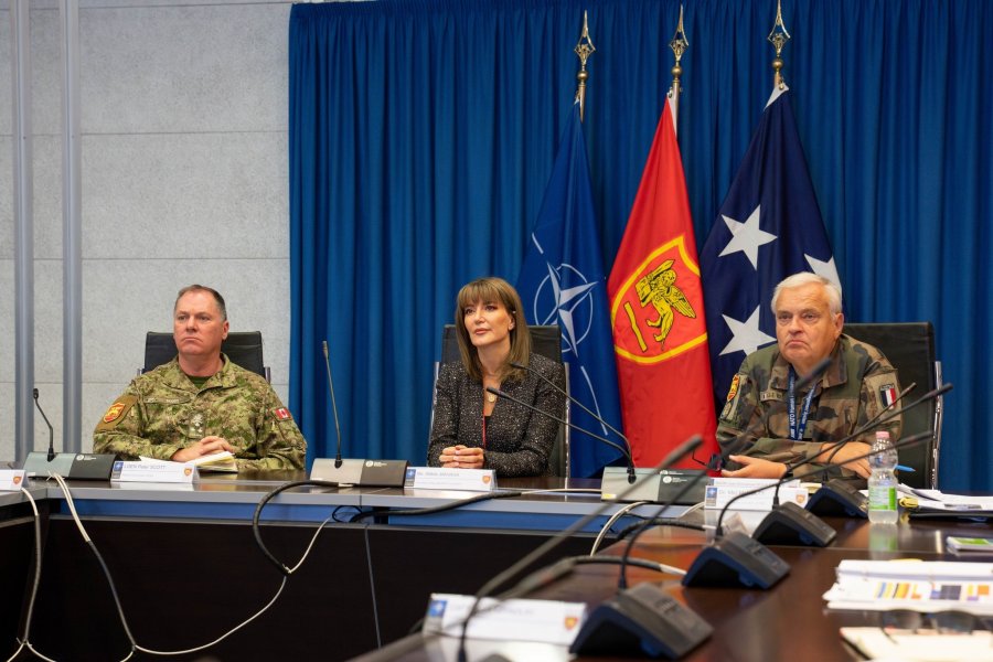 Jahjaga viziton Komandën e NATO-s, diskuton për rolin e Kosovës në paqen rajonale