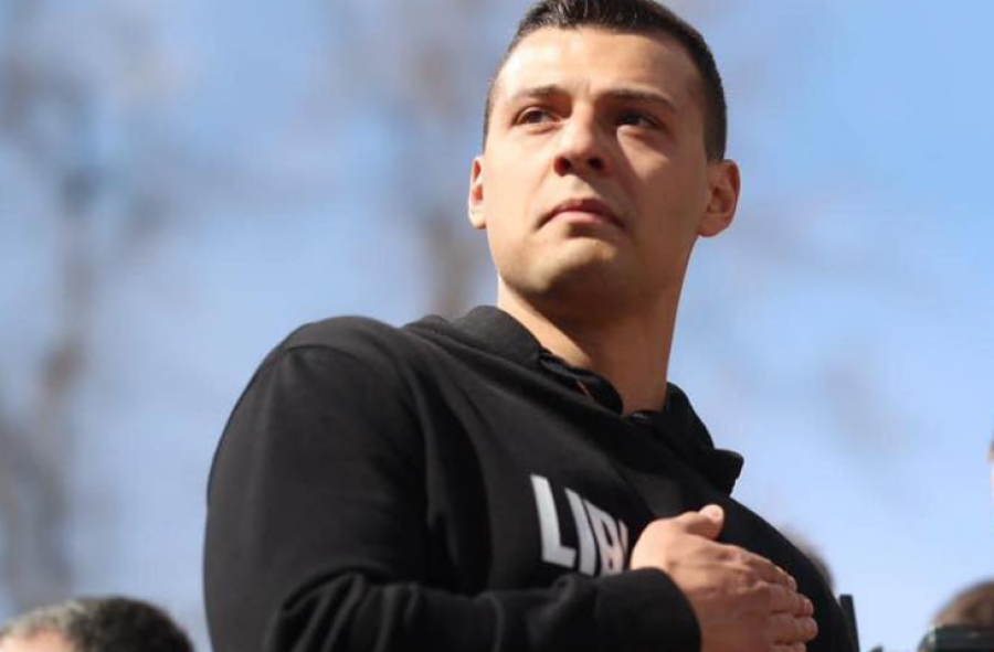 “A jeni gati?”, Endrit Thaçi rishpërndan thirrjen për protestën në Tiranë