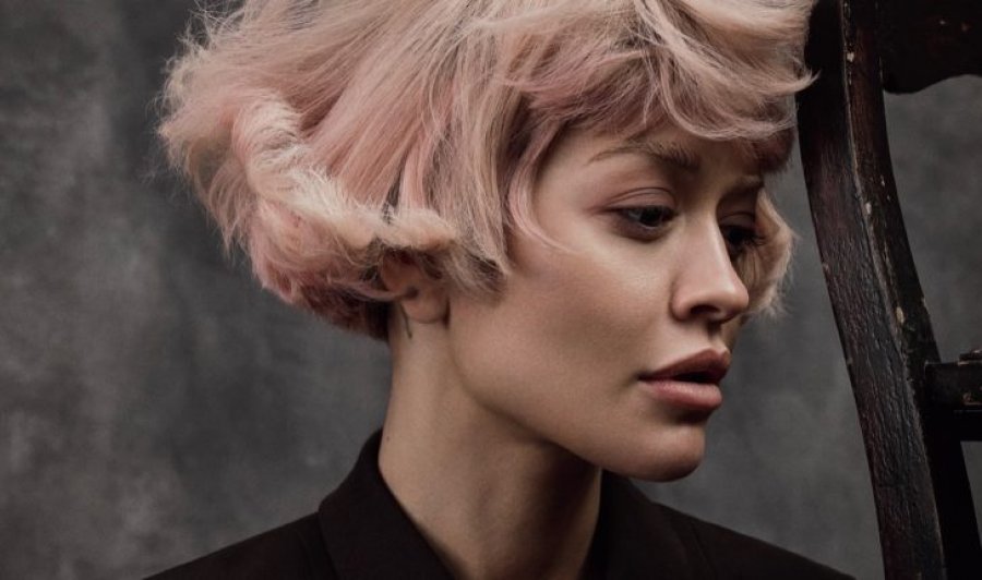 Rita Ora shkëlqen në bashkëpunimin e ri me “Armani Beauty”