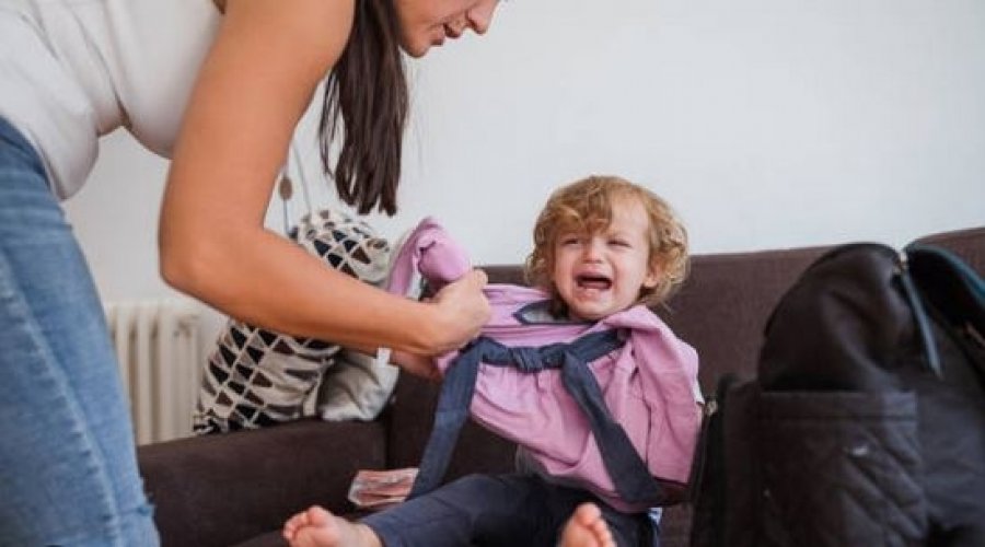 Prindërit mund t’i djegin tre mijë kalori duke lutur fëmijët të vishen për shkollë