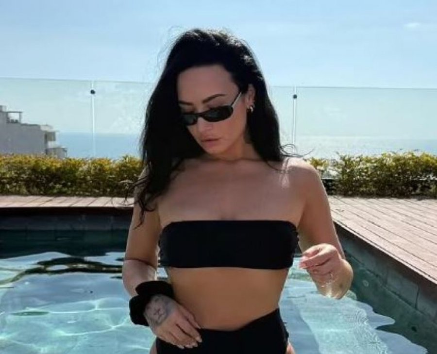 Demi Lovato tregon trupin mahnitës me bikini, mes thashethemeve për Ozempic