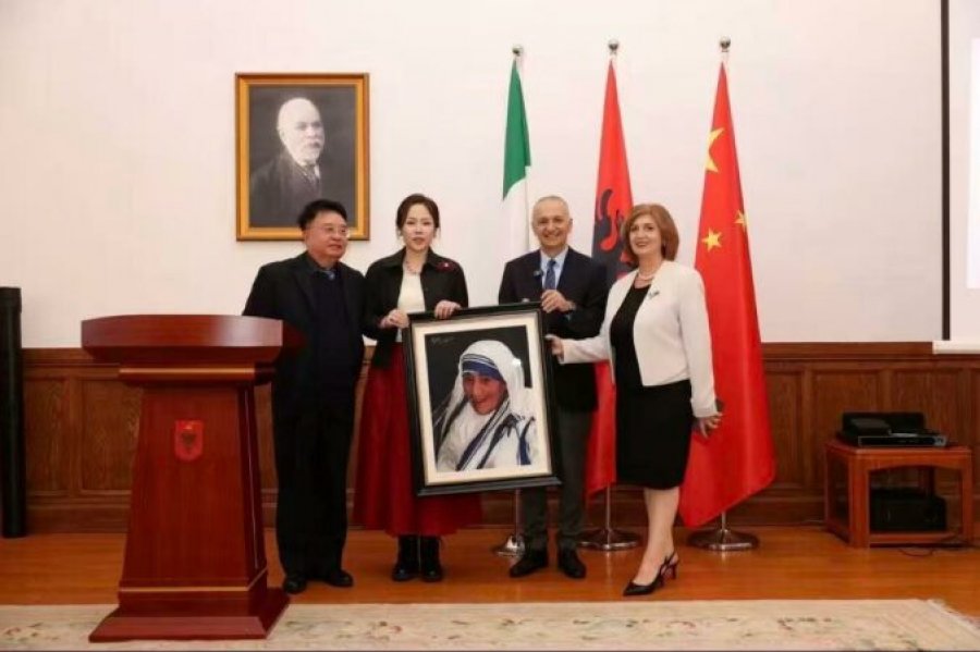 Ambasada shqiptare në Pekin çel ekspozitë për artin pamor dhe kulturor