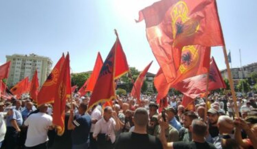 Ish-ushtari shqiptar thotë se protesta në Tiranë çon mesazh në Hagë: Çfarë është mjaft, është mjaft