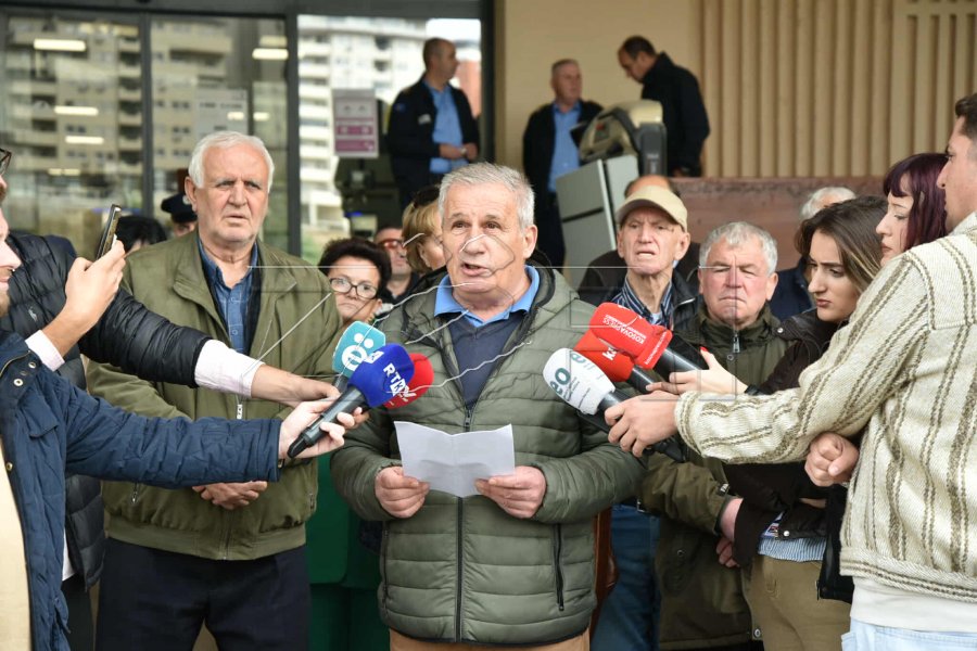 Punëtorët e “Rilindjes” protestojnë para AKP-së: Katër vjet pritje, 1.5 milion euro ende të bllokuara