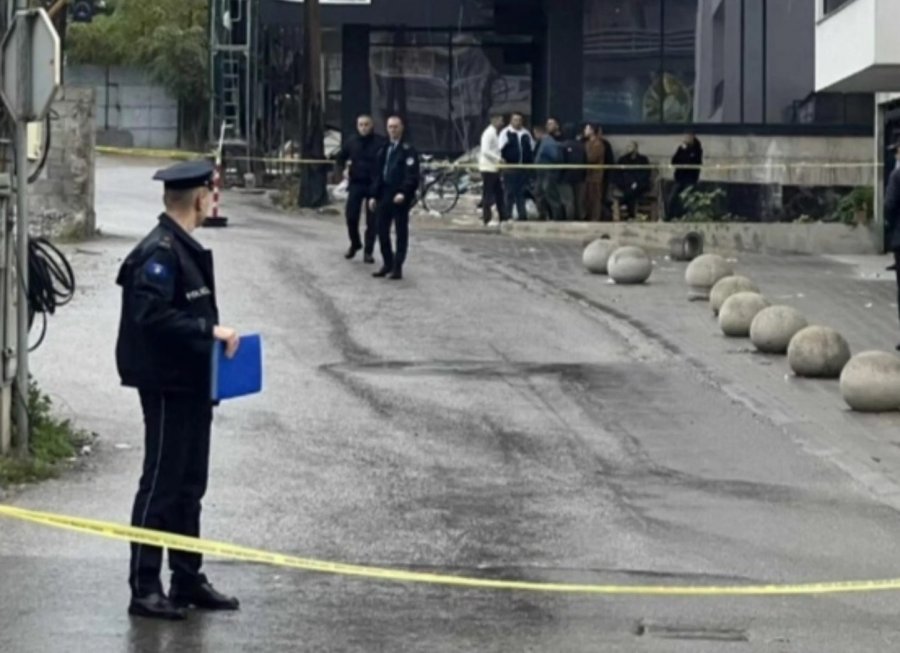 Si në filma, dalin pamjet kur i dyshuari me dy kallashnikovë plagos dy persona në Pejë