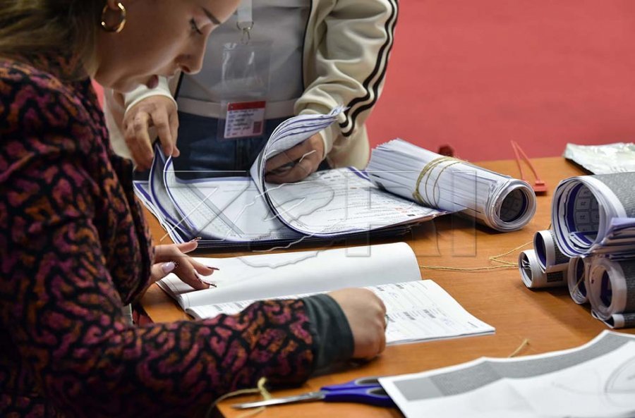 KQZ: 36 Komuna përfundojnë numërimin – mbi 97% e vendvotimeve të numëruara, vazhdon procesi për votat jashtë Kosovës