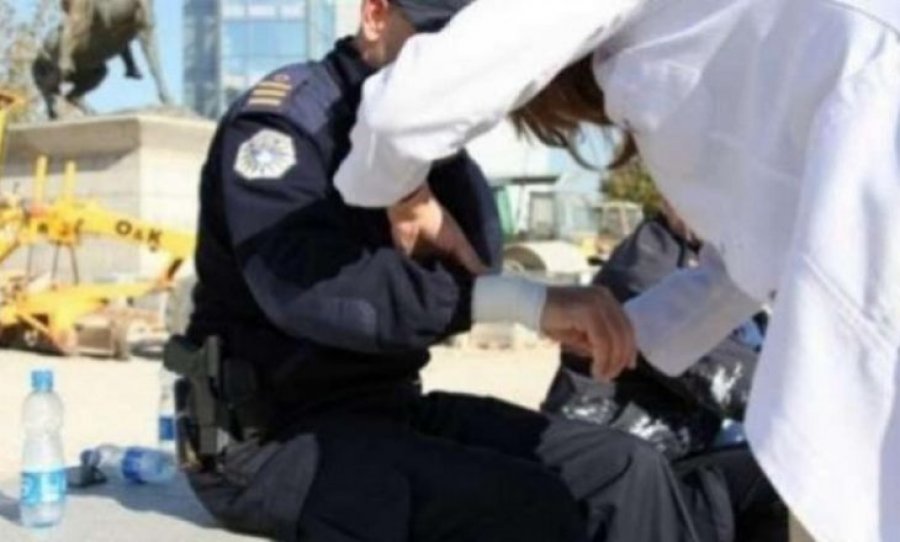 Prishtinasi sulmon me tjegull dy zyrtarë policorë
