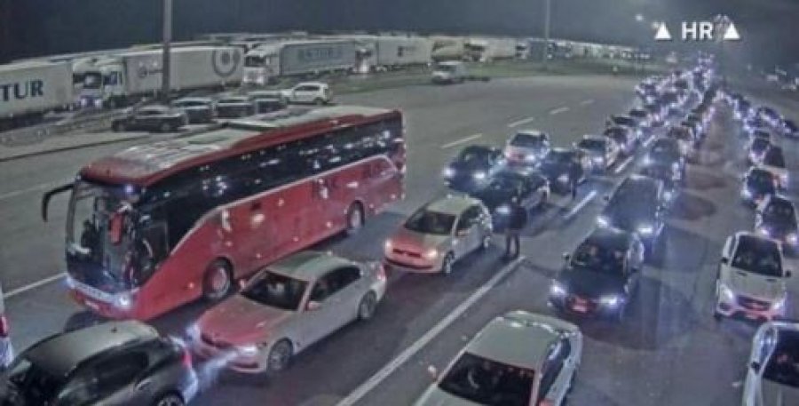 Dyshohet se në kufirin Serbi-Kroaci janë ndaluar shtatë kosovarë