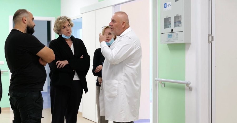 Pësoi djegie të rënda pas flakës në banesë, ministrja e Shëndetësisë viziton të miturën nga Maliqi