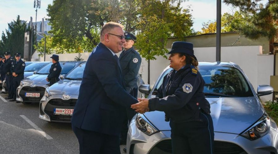 Drejtori i policisë ndan 19 vetura për policët e lagjes