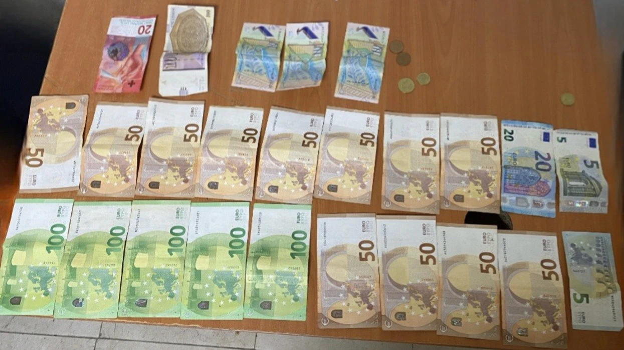 Djaloshi 10-vjeçar nga Ferizaj dorëzon në polici portofolin e gjetur me mbi 1,100 euro