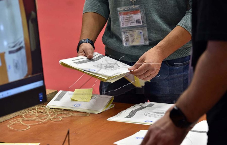 Fillon punën Komisioni i KQZ së për vlerësimin e fletëvotimeve në Mitrovicë e Gjakovë