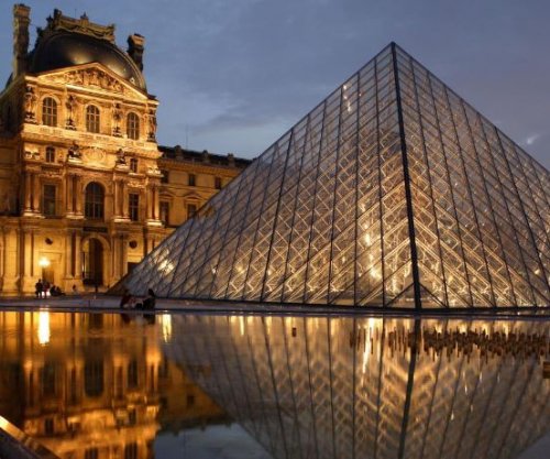 Rihapet muzeu Louvre disa ditë pas grabitjes, autorët ende në arrati