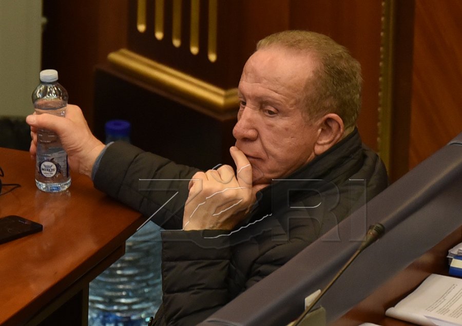 Behgjet Pacolli jep dorëheqje nga kryetari i AKR-së, Makolli jep detaje