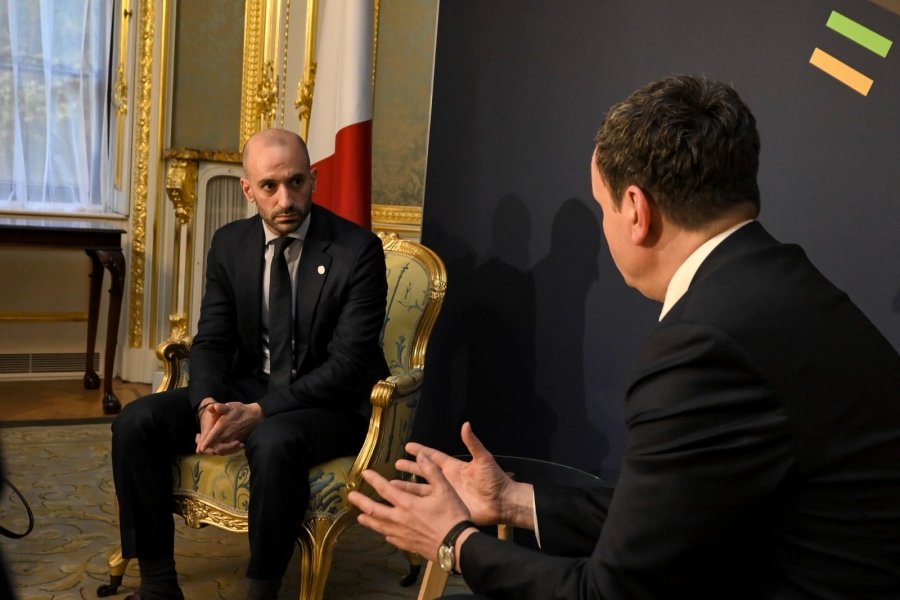 Kurti takohet me ministrin francez për Evropën, dukutojnë për sigurinë, integrimin në BE dhe zhvillimet rajonale