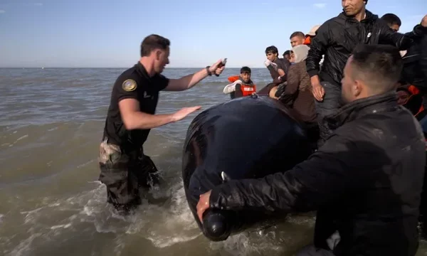 BBC: Franca tërhiqet për t’i ndaluar gomonet me emigrantë në Kanalin Anglez