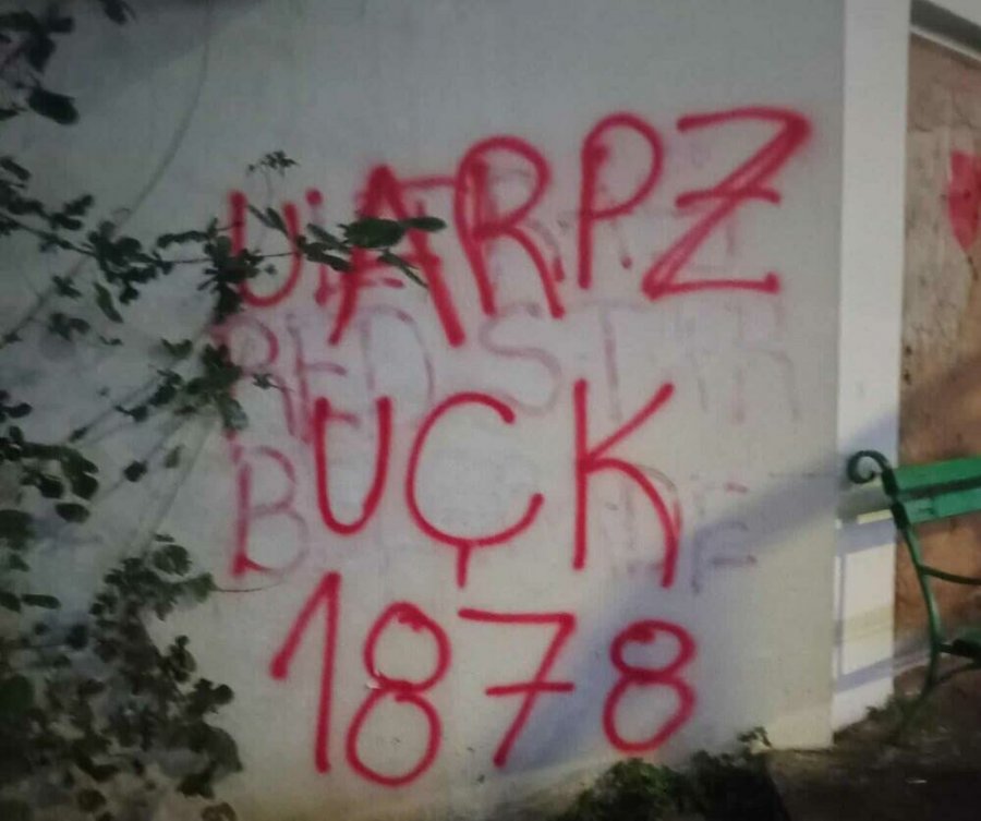 “Vijesti”: 10 ditë burgim Edison Shehut për grafitin UÇK në Mal të Zi