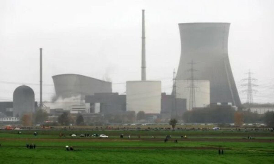 56 mijë tonë beton hi në pak sekonda  shemben dy kullat e termocentralit