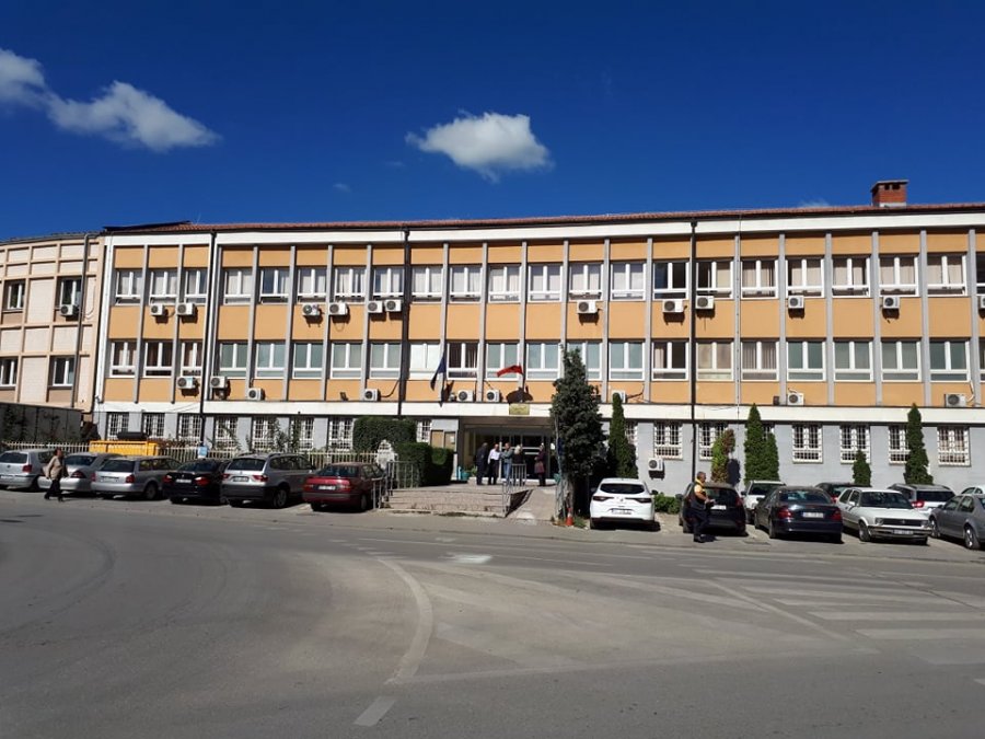 I kanos policët brenda gjykatës, arrestohet pejani