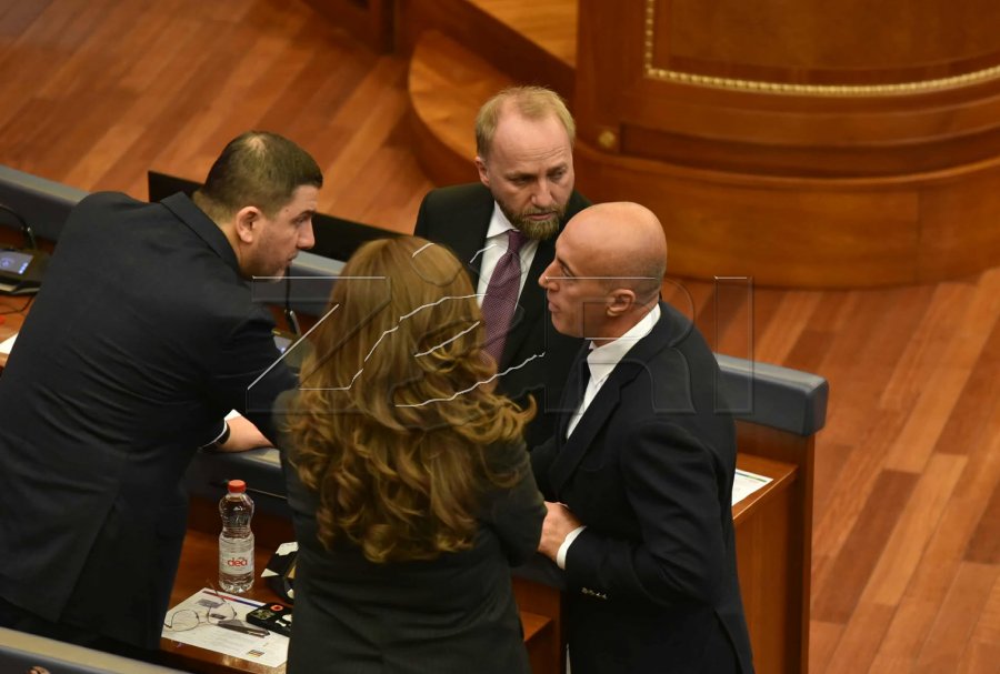 Seanca për votimin e qeverisë, liderët e opozitës shihen në diskutim kokë më kokë