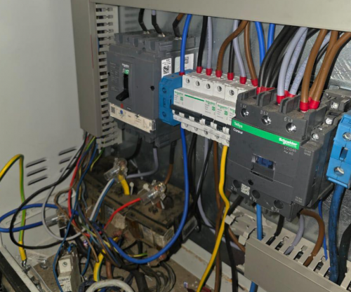 Dëmtohet ndriçimi elektrik te “Rruga B” në Prishtinë, Komuna jep detaje