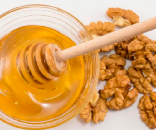 Të mirat që sjell për organizmin mjalti me arra