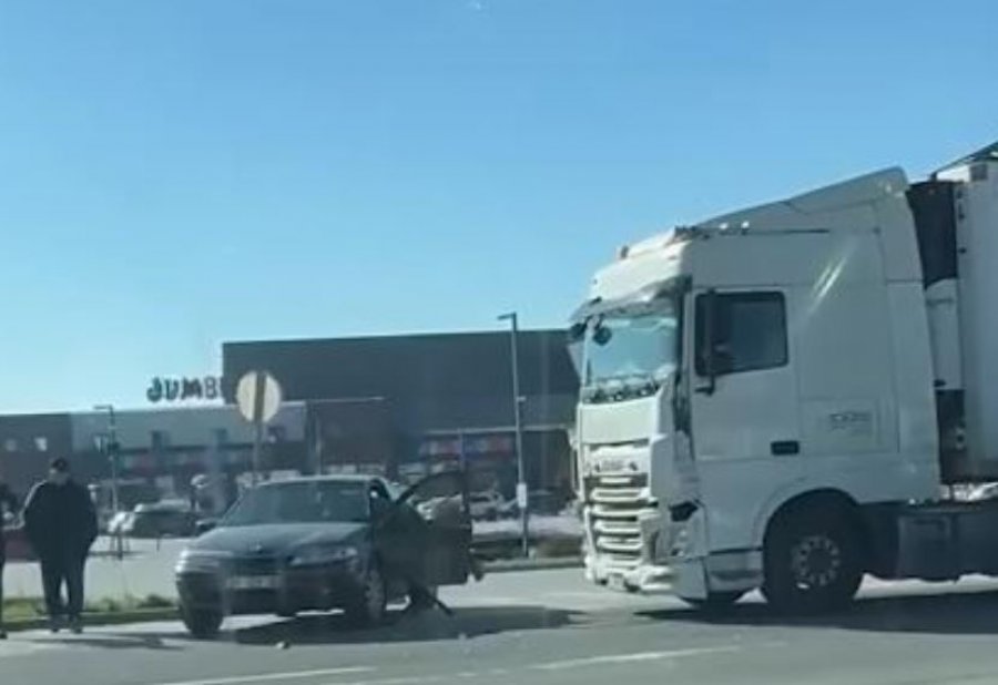 Aksident te Zona Industriale mes një veture dhe kamioni