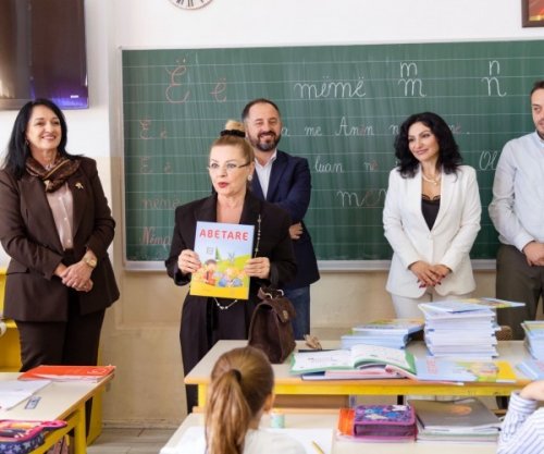 Shpërndahet Abetarja Mbarëkombëtare në Ulqin e Tivar