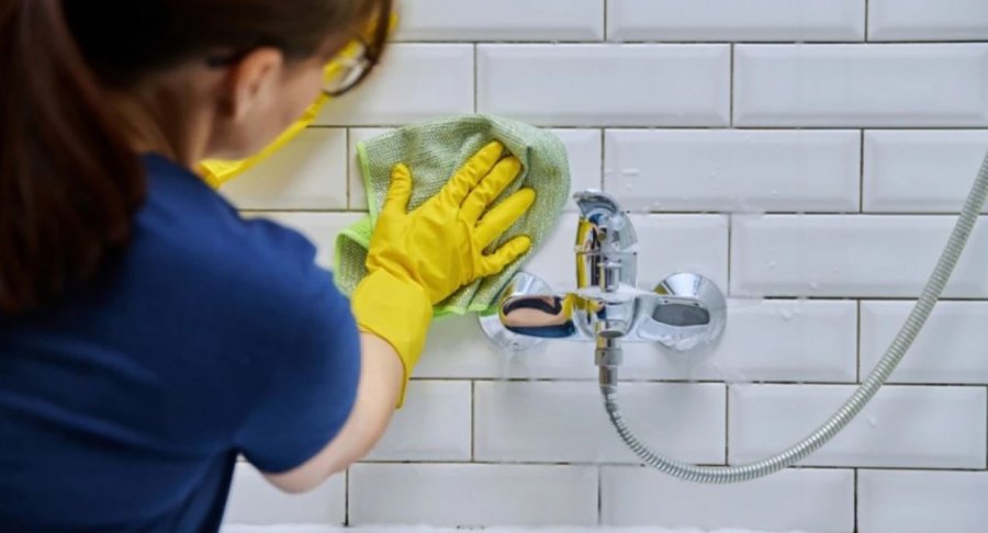 Si të hiqni shtresat e sapunit në banjo, pa fërkim dhe pa kimikate agresive