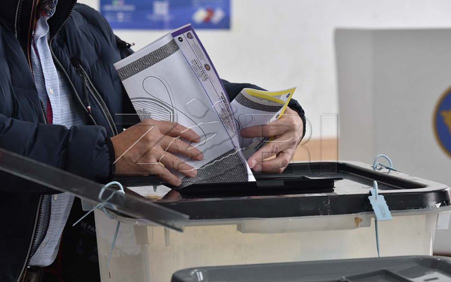 Drejtori i një shkolle në Kllokot ndalohet për 48-orë, dyshohet se detyroi mësimdhënësen të votojë për “Listën Serbe”