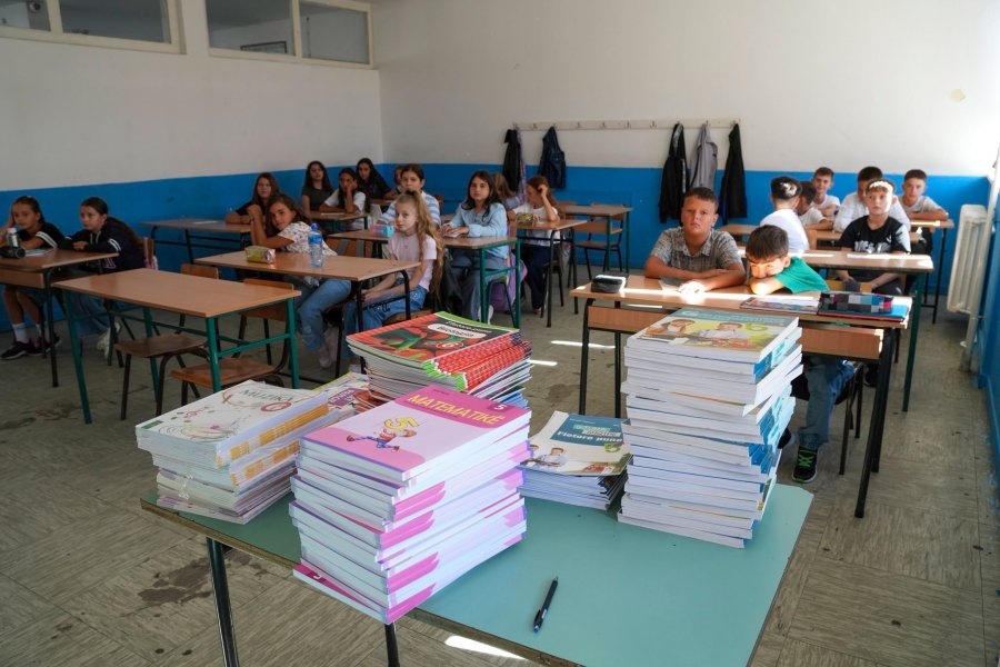 Qeveria e Kosovës shpërndan libra falas për nxënësit shqiptarë në Preshevë