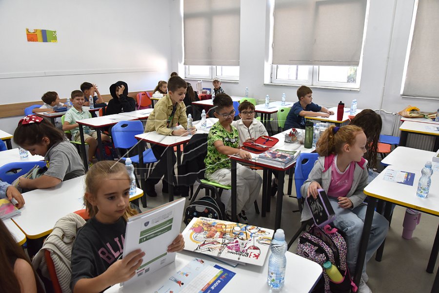 Krasniqi uron fillimin e vitit të ri shkollor: Arsimi, shtylla kryesore e zhvillimit të Kosovës