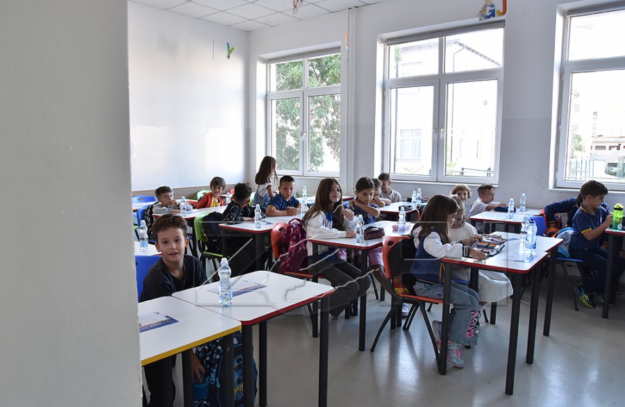 Basha uron fëmijët për fillimin e vitit të ri shkollor
