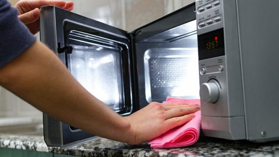 Si ta pastroni mikrovalën tuaj në vetëm pesë minuta?