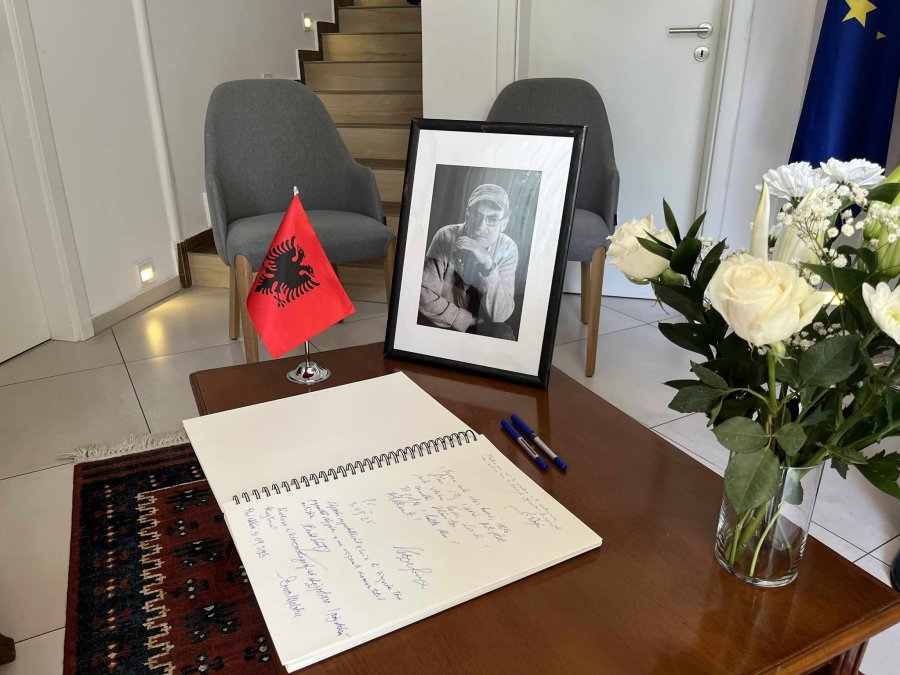 Ambasada e Shqipërisë në Kosovë hap librin e ngushëllimeve për regjisorin Dhimitër Anagnosti
