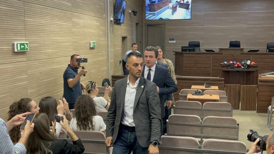 Kurti del nga salla pas përfundimit të seancës gjyqësore