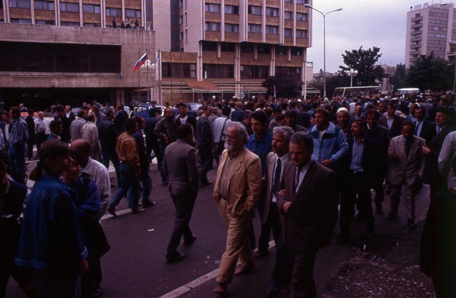 Kurti kujton grevën e punëtorëve të vitit 1990: Një nga aksionet më masive