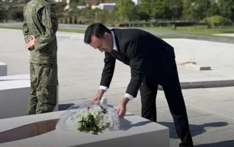 Basha viziton Prekazin, bën homazhe te varret e Jasharëve