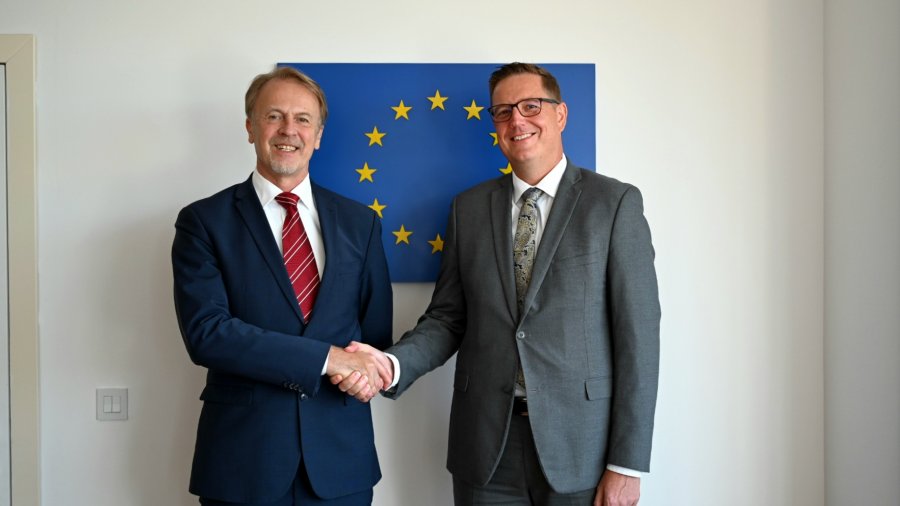 Oravi takohet me ambasadorin slloven, diskutojnë për progresin e Kosovës në rrugën drejt BE-së