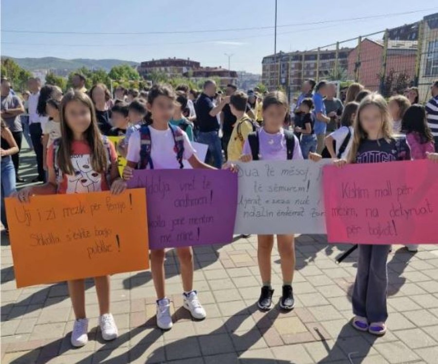 Ujërat e zeza në shkollën “Ismail Qemali”, protestojnë prindër e nxënës