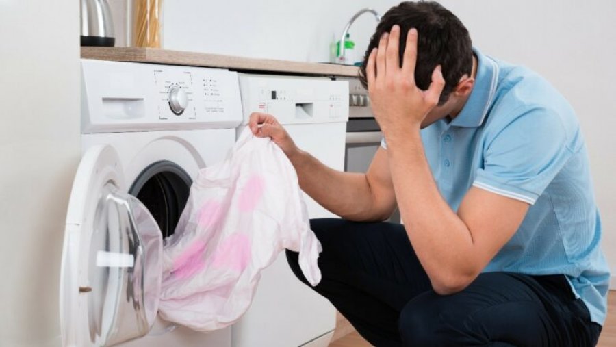 Kur rrobat e bardha marrin ngjyrë: Zgjidhje të thjeshta për problemet në rrobalarëse