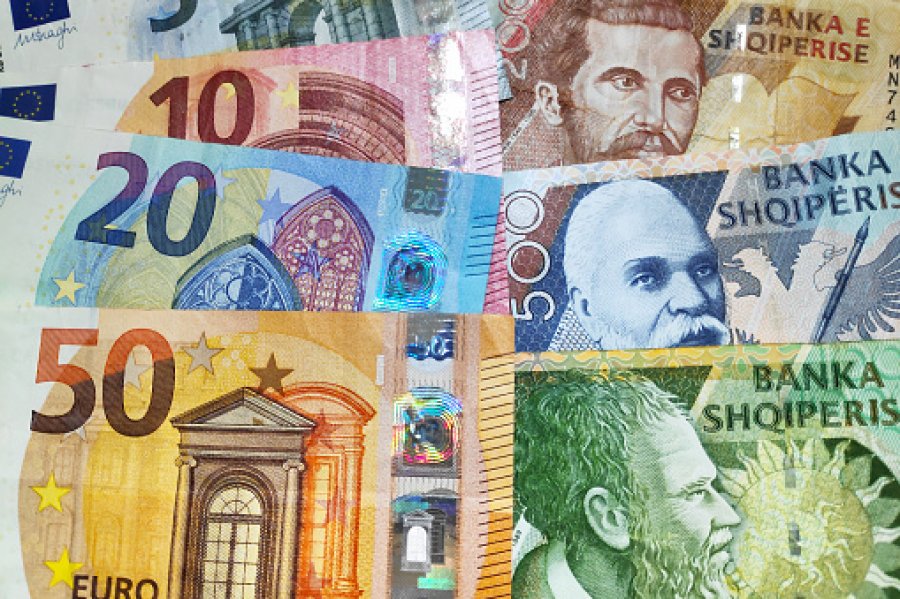 Këmbimi valutor: Bie sërish euroja, me sa shiten e blihen monedhat e tjera?